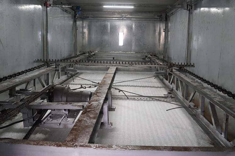 M&aacute;quina de flocos de gelo com sistema autom&aacute;tico de ancinho de gelo instalado na planta de mistura.JPG