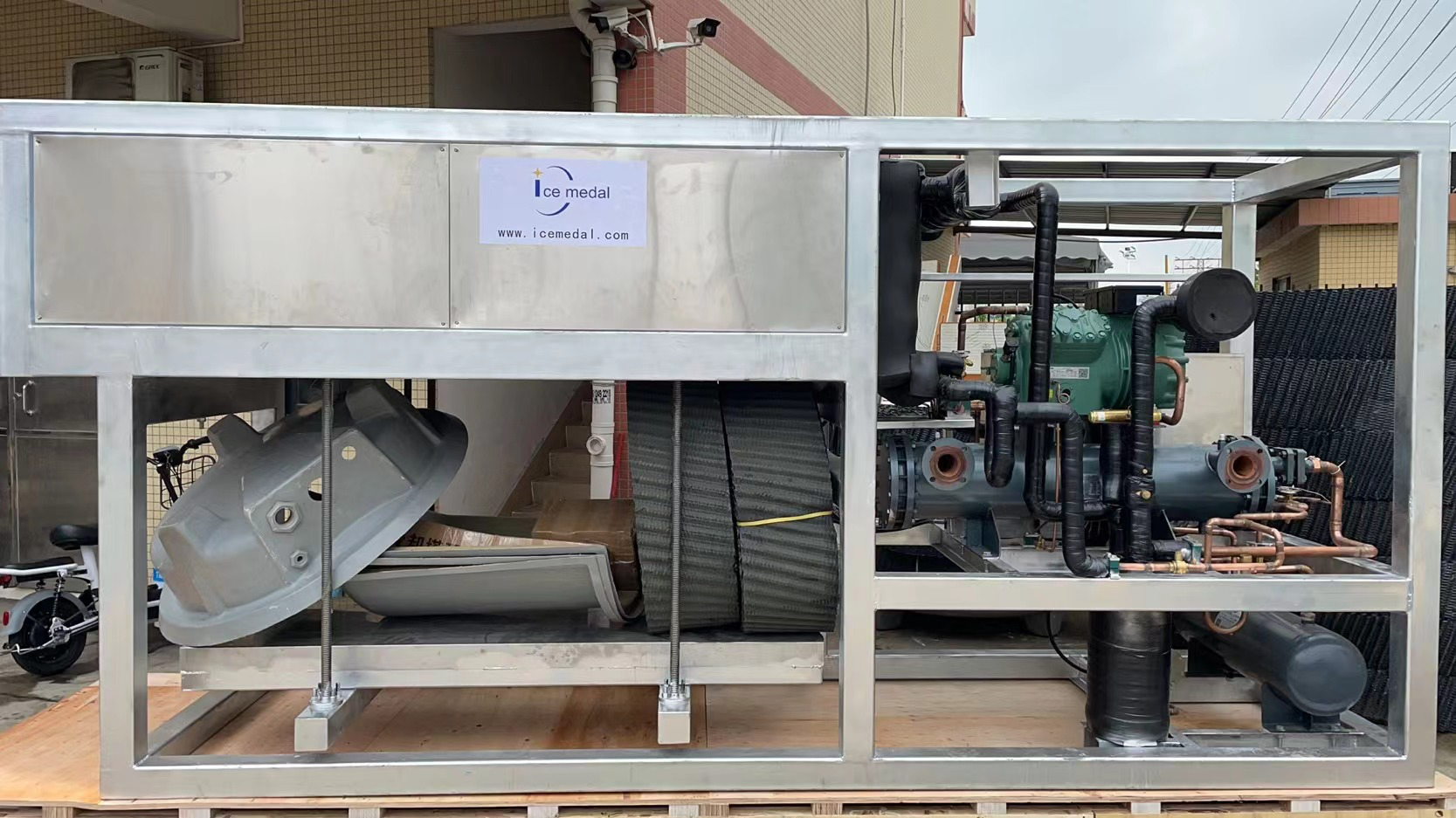 A máquina de gelo de resfriamento direta de 3 toneladas de Icemedal será enviada em breve