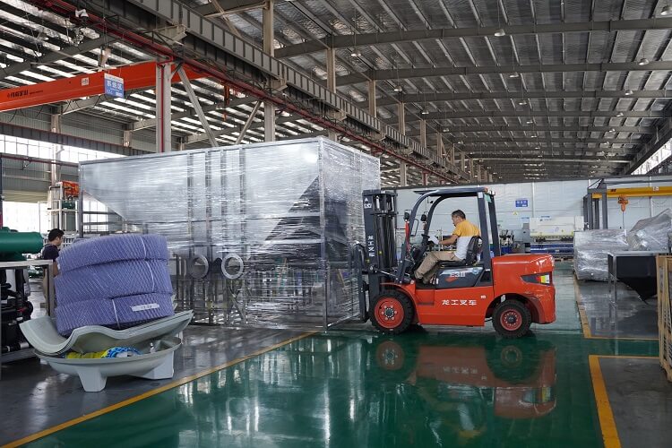 máquina de gelo em cubos colocada em uso