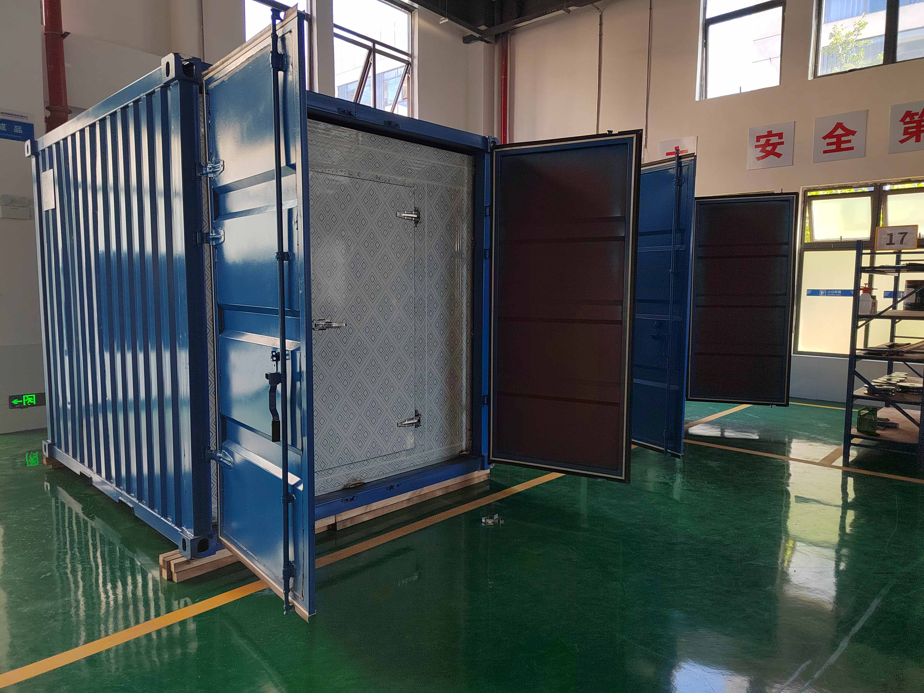 O quarto frio do contêiner do IceMedal está em produção