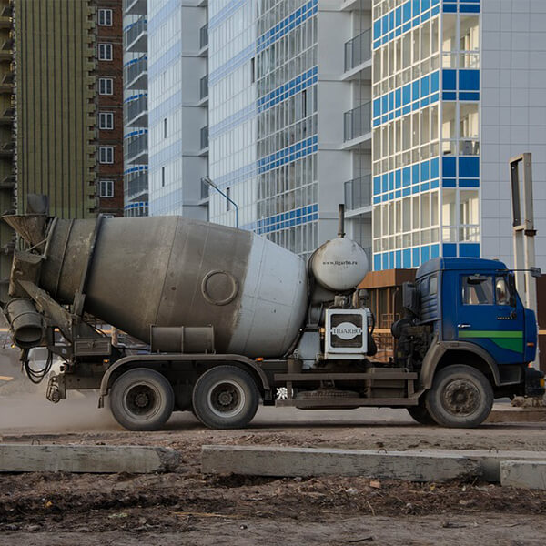 Como é controlada a temperatura da construção de concreto?