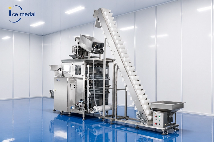 M&aacute;quina autom&aacute;tica de embalagem de sacos de gelo em cubo com elevador de ca&ccedil;ambas.webp