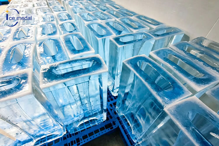 Blocos de gelo transparentes produzidos por uma m&aacute;quina de blocos de gelo com resfriamento direto.jpg