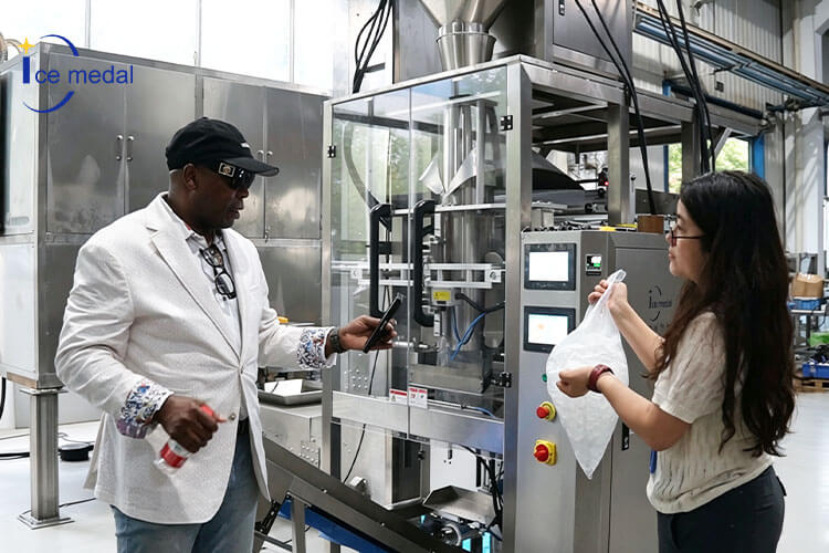 Inspe&ccedil;&atilde;o da m&aacute;quina do cliente na f&aacute;brica.jpg