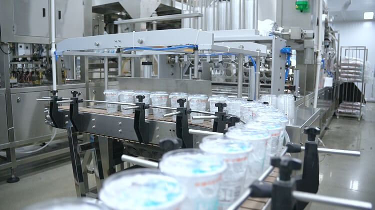 Linha de produ&ccedil;&atilde;o de embalagem de gelo Icemedal Cup em f&aacute;brica de gelo